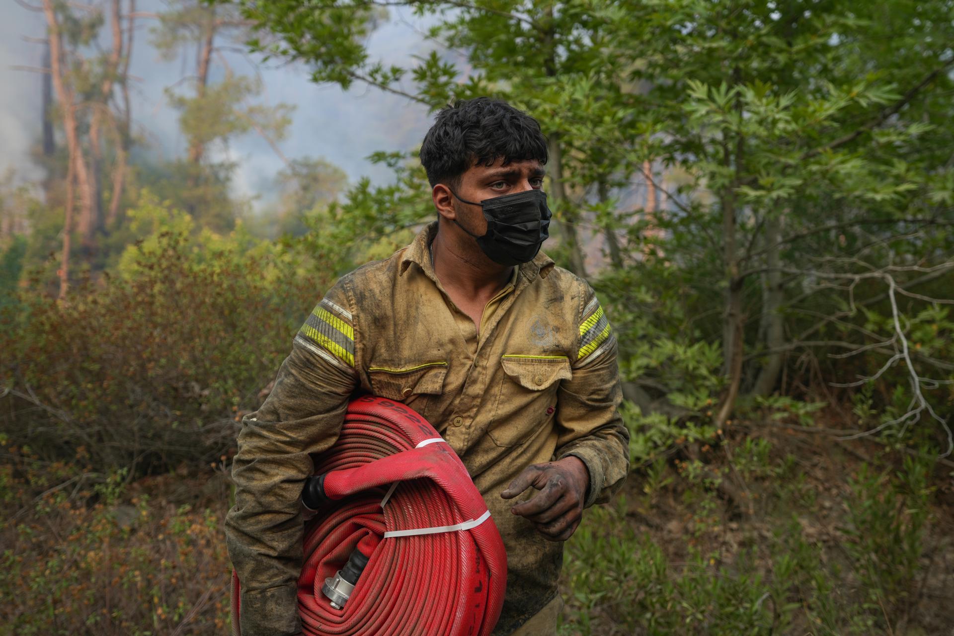 Un bombero sirio trata de extinguir un incendio en Latakia, Siria. EFE/EPA/AHMAD FALLAHA