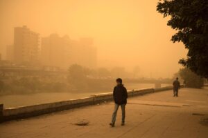 Un hombre sale a caminar durante una tormenta de arena en El Cairo, Egipto, en una imagen de archivo. EFE/ Mohamed Hossam