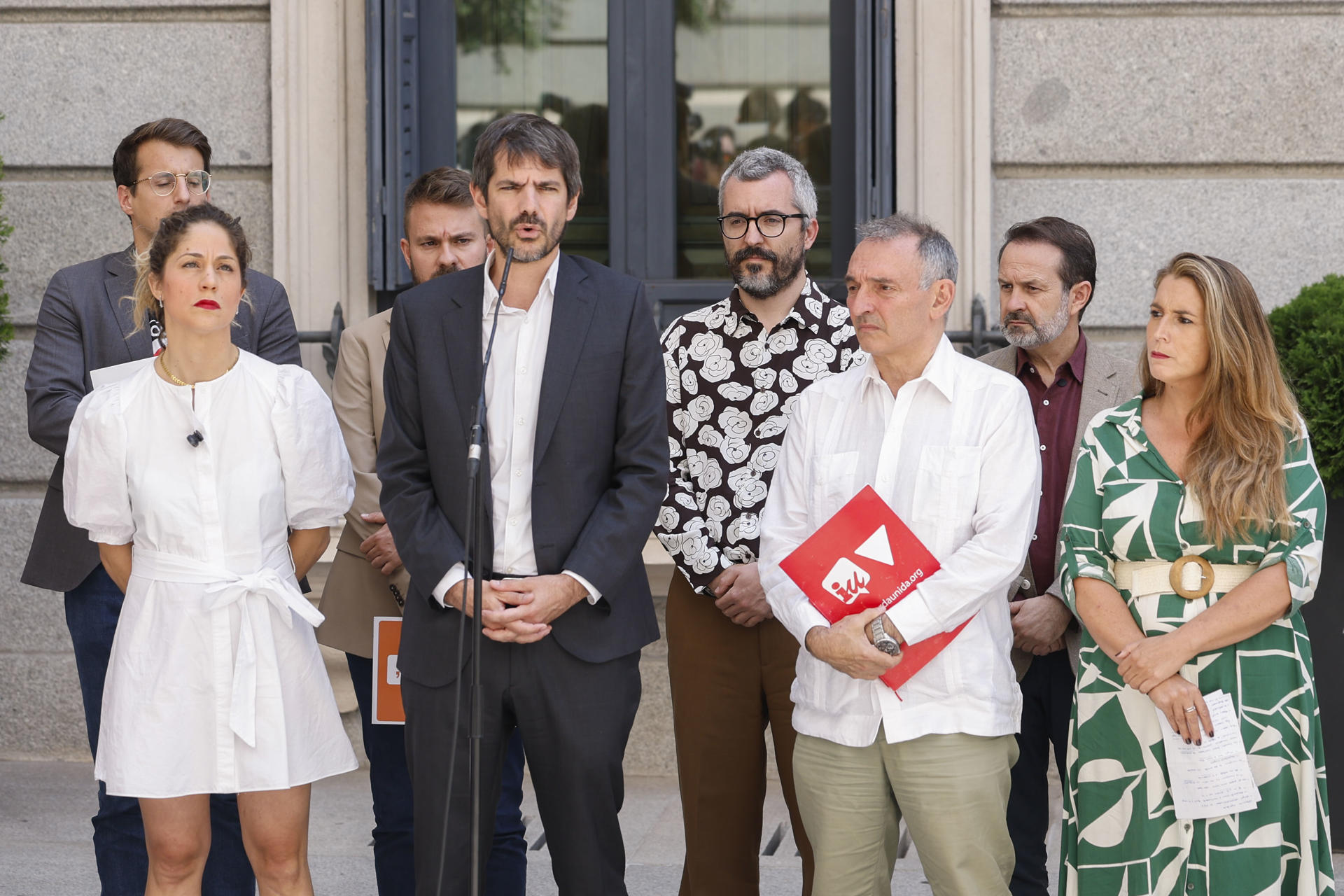 El portavoz de Sumar y ministro de Cultura Ernest Urtasun (2i, delante), acompañado por otros miembros de Sumar, hace declaraciones a los medios después de reunirse con el PSOE, este miércoles en el Congreso de los Diputados en Madrid. EFE/Javier Lizón