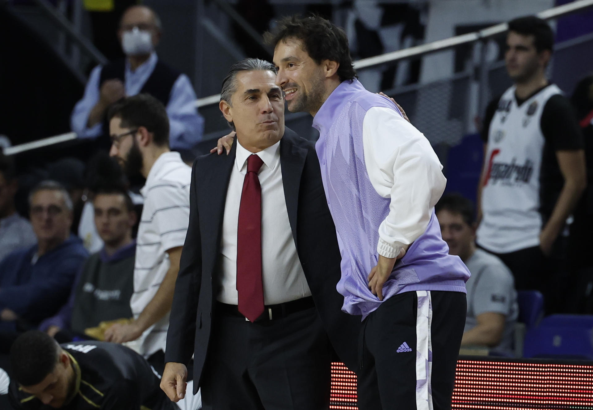 Foto de archivo de Juanjo Martín en la que se ve al italiano Sergio Scariolo (i) junto al español Sergio Llull (d) durante un partido de la EuroLiga entre Real Madrid y Virtus de Bolonia.