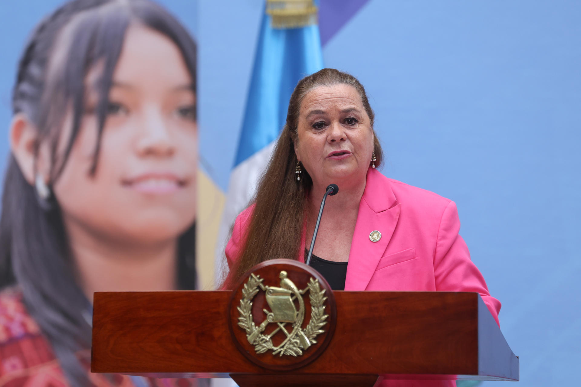 La ministra de Educación de Guatemala, Anabella Giracca, habla durante una rueda de prensa este lunes, en el Palacio Nacional de la Cultura en Ciudad de Guatemala (Guatemala). EFE/ Mariano Macz