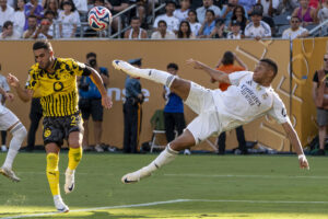 Kylian Mbappé (d) del Real Madrid patea de tijera para anotar ante Borussia Dortmund en el estadio MetLife de Nueva Jersey (EE.UU.). EFE/Ángel Colmenares