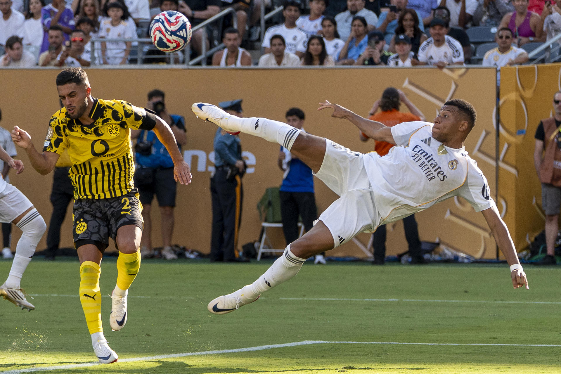 Kylian Mbappé (d) del Real Madrid patea de tijera para anotar ante Borussia Dortmund en el estadio MetLife de Nueva Jersey (EE.UU.). EFE/Ángel Colmenares
