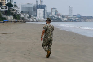Un integrante de la Armada de Ecuador vigila la playa El Murciélago este miércoles 30 de julio de 2025 en Manta. EFE/ Ariel Ochoa