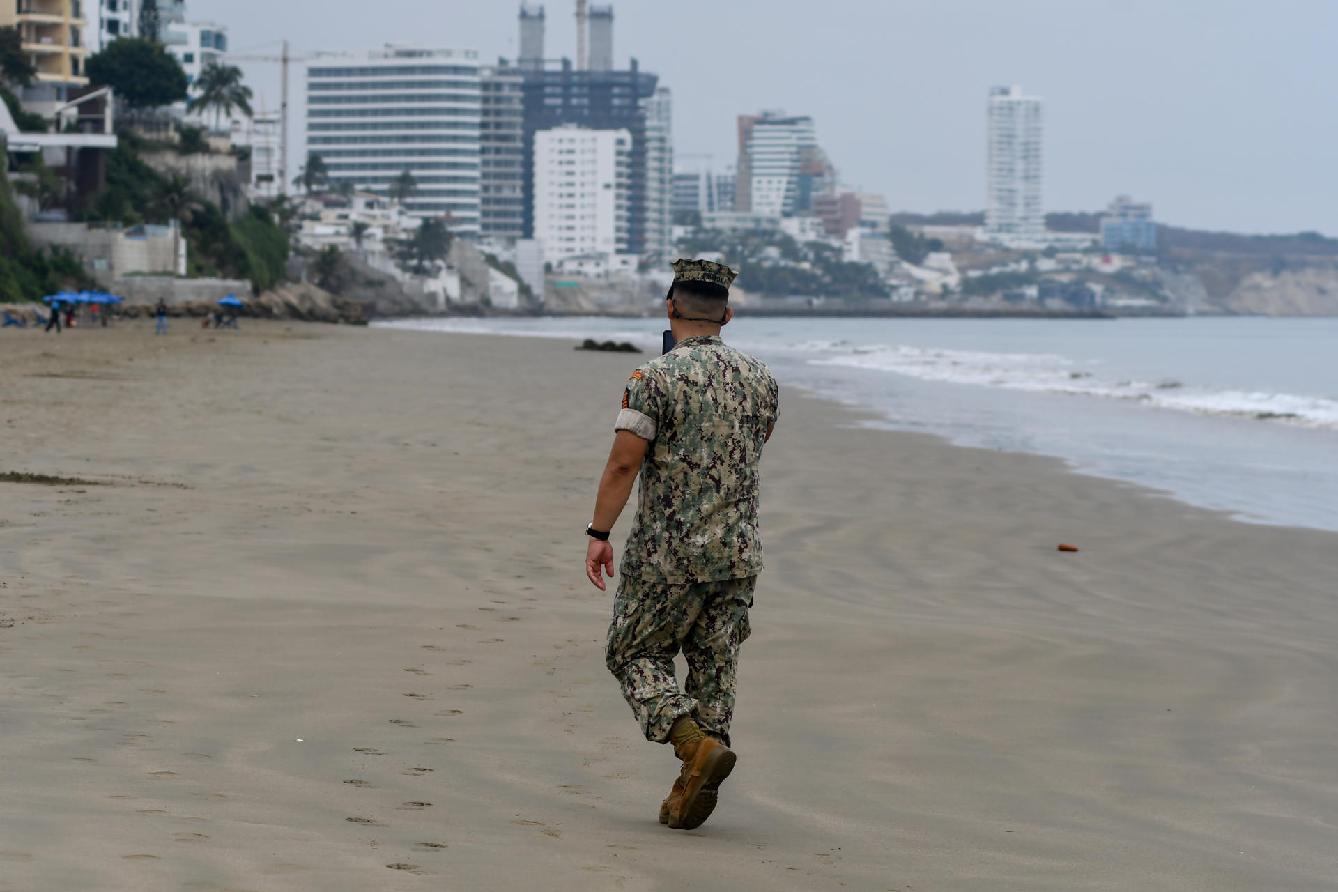 Un integrante de la Armada de Ecuador vigila la playa El Murciélago este miércoles 30 de julio de 2025 en Manta. EFE/ Ariel Ochoa