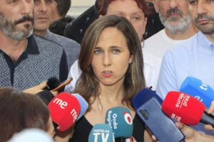La secretaria general de Podemos, Ione Belarra, realiza declaraciones a la prensa a su llegada a Torre Pacheco, junto a otros miembros de su partido, para mostrar su apoyo a los vecinos de la localidad tras los recientes episodios de violencia racista, este martes. EFE/ Morell