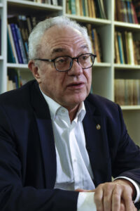 El canciller de Uruguay, Mario Lubetkin, habla en una entrevista con EFE este martes, en Río de Janeiro (Brasil). EFE/ Antonio Lacerda