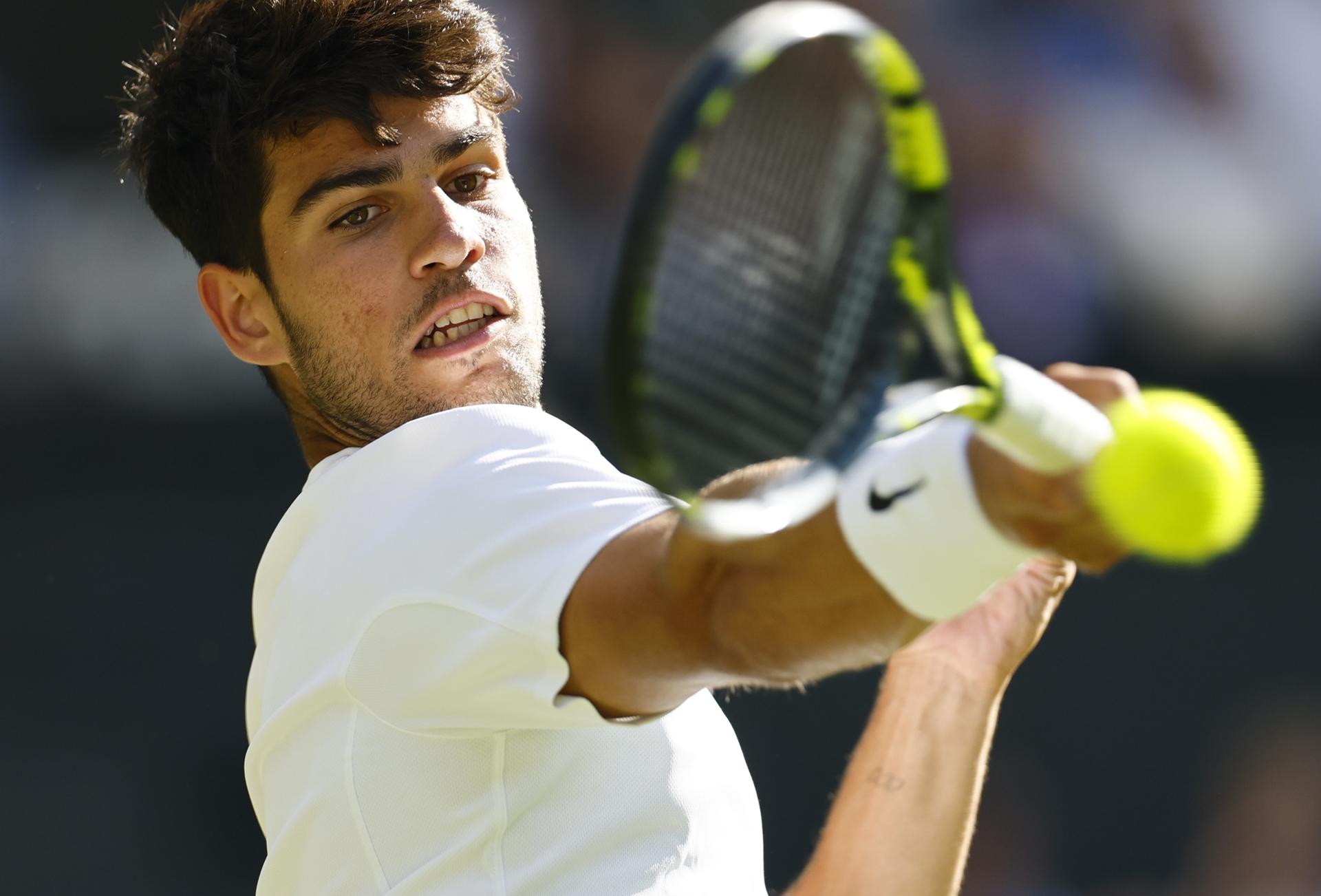 Carlos Alcaraz en acción durante su partido de tercera ronda de Wimbledon ante el alemán Jann Lennard Struff.(Tenis, Alemania, España, Reino Unido) EFE/EPA/TOLGA AKMEN