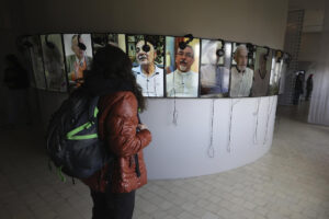 Una persona fue captada este sábado, 5 de julio, al observar una obra de la BienalSur, durante su inauguración, en el Museo de la Inmigración de Buenos Aires (Argentina). EFE/Martín Campaya