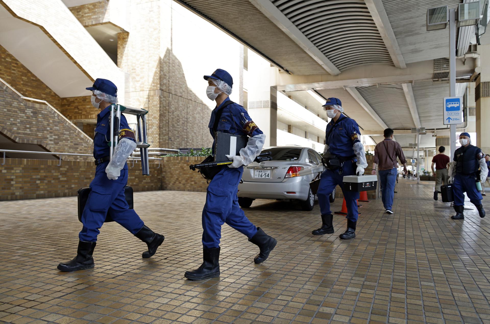 Agentes de la policía este martes en el centro comercial de Sunshine City en Tokio, tras producirse el apuñalamiento mortal de un hombre. EFE/EPA/FRANCK ROBICHON
