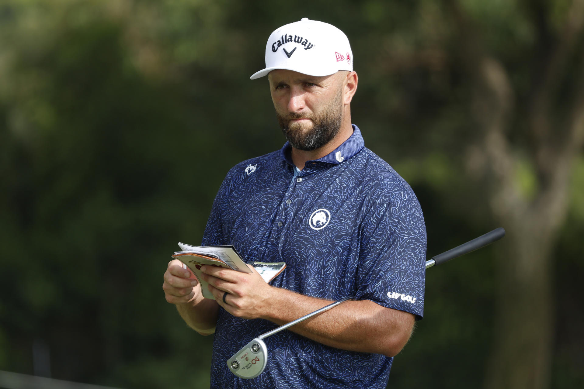 El jugador español Jon Rahm del equipo LEGION XIII observa el green del hoyo 7, este jueves en el campo de Valderrama en San Roque (Cádiz), donde mañana viernes comenzará la tercera edición del LIV Golf Andalucía 2025, el circuito de golf financiado por Arabia Saudí.EFE/A.Carrasco Ragel.