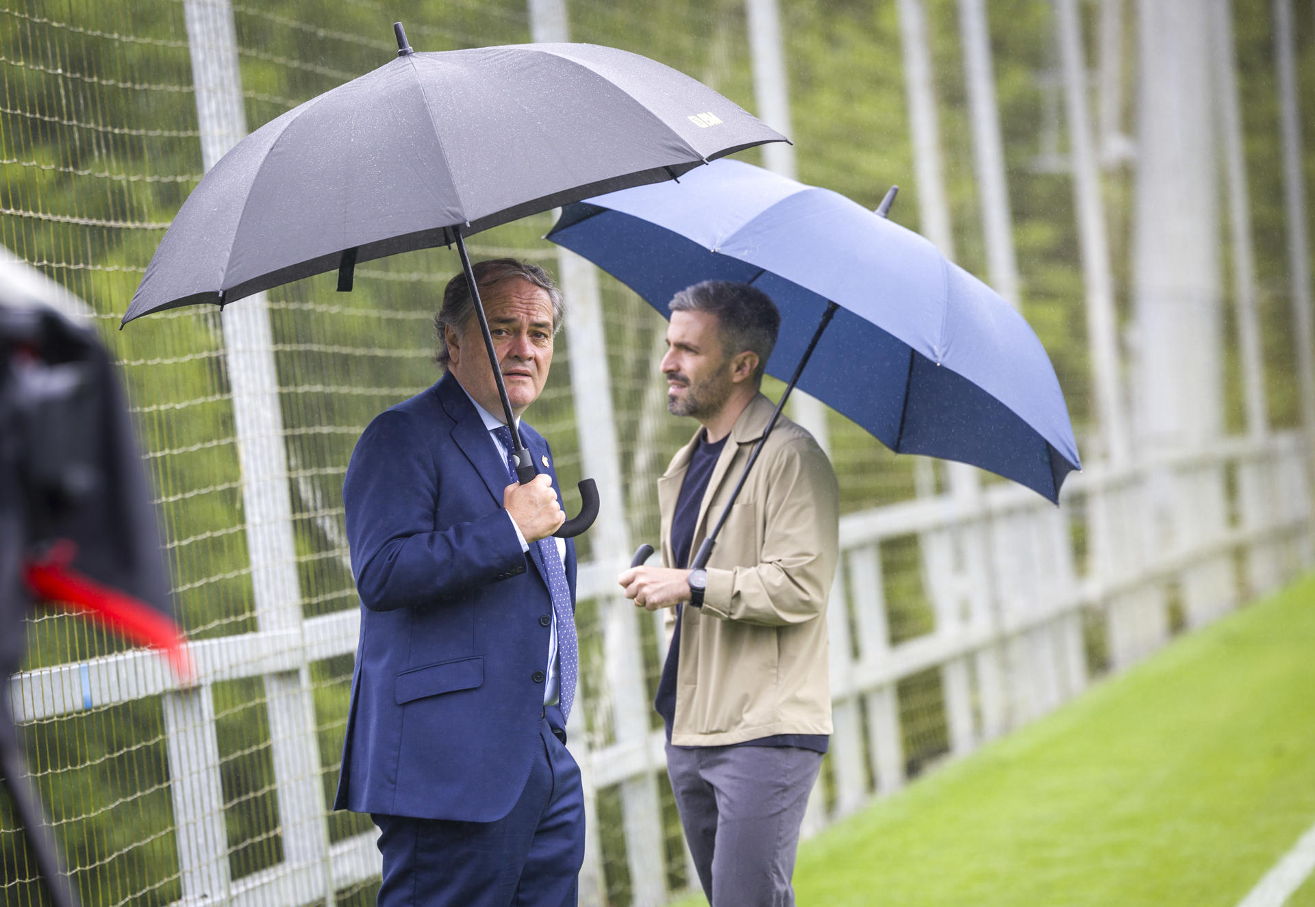El presidente de la Real Sociedad, Jokin Aperribay (i), y director de fútbol del club, Erik Bretos, en el inicio de la pretemporada en el campo de Zubieta, con un primer entrenamiento en el que no estarán aún los jugadores internacionales ni los que proceden del Sanse. EFE/Javier Etxezarreta