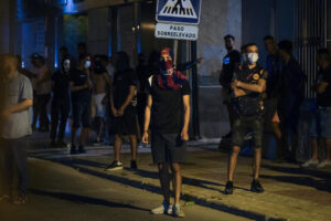Jóvenes reunidos por la noche en el barrio de San Antonio en Torre Pacheco, Murcia, donde desde hace tres días nueve personas han sido detenidas por los disturbios nocturnos. EFE/ Pablo Miranzo