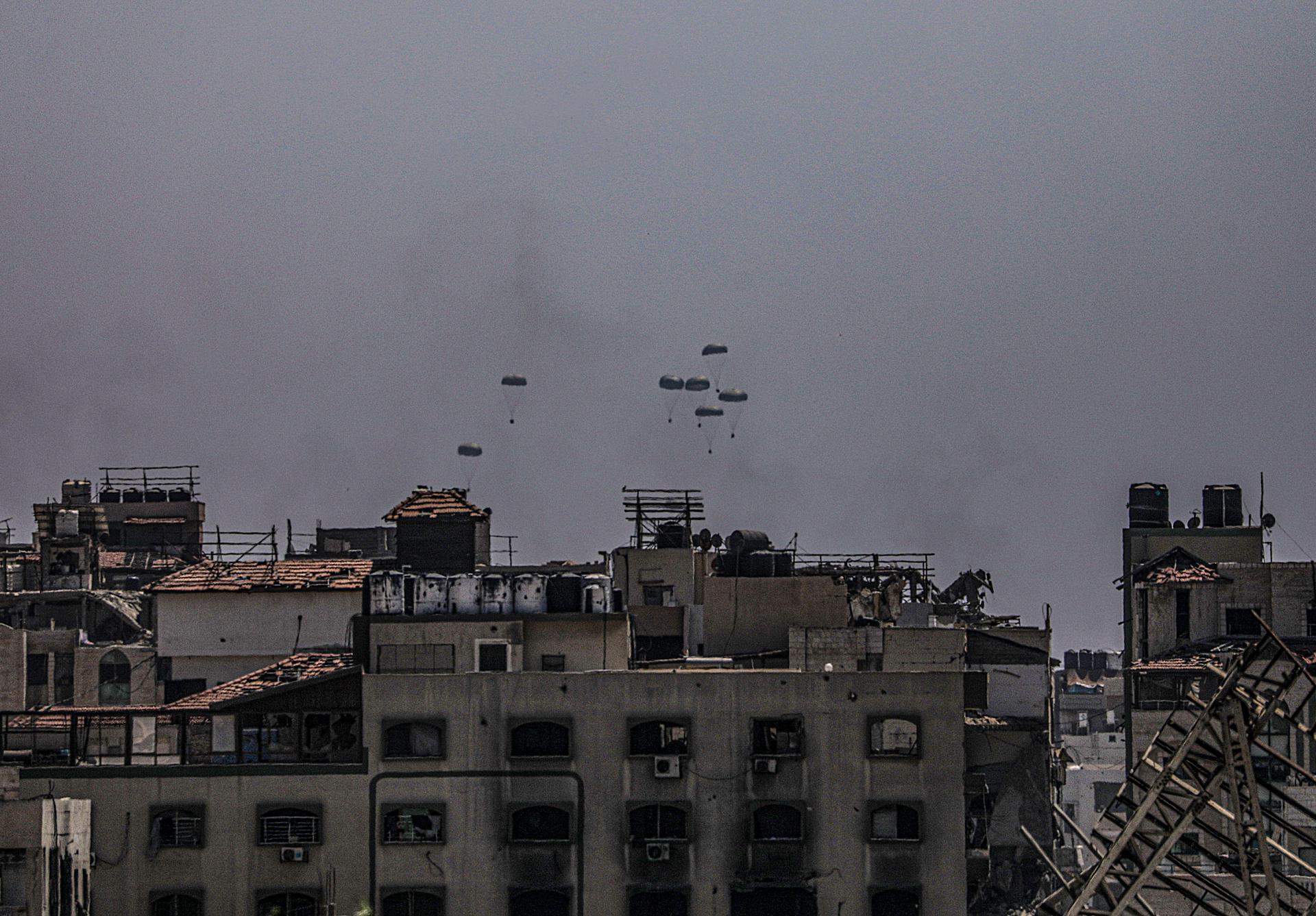 La ayuda humanitaria es lanzada en paracaídas sobre la parte sur de la ciudad de Gaza por un avión militar del Ejército Egipcio, 30 de julio de 2025. EFE/EPA/MOHAMMED SABER