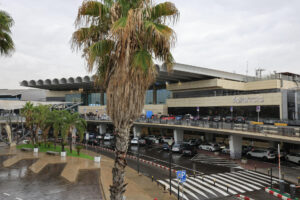Aeropuerto de Manises (València), donde Vueling desembarcó a un grupo de adolescentes franceses de un vuelo con destino París por su "comportamiento conflictivo". EFE/Kai Försterling