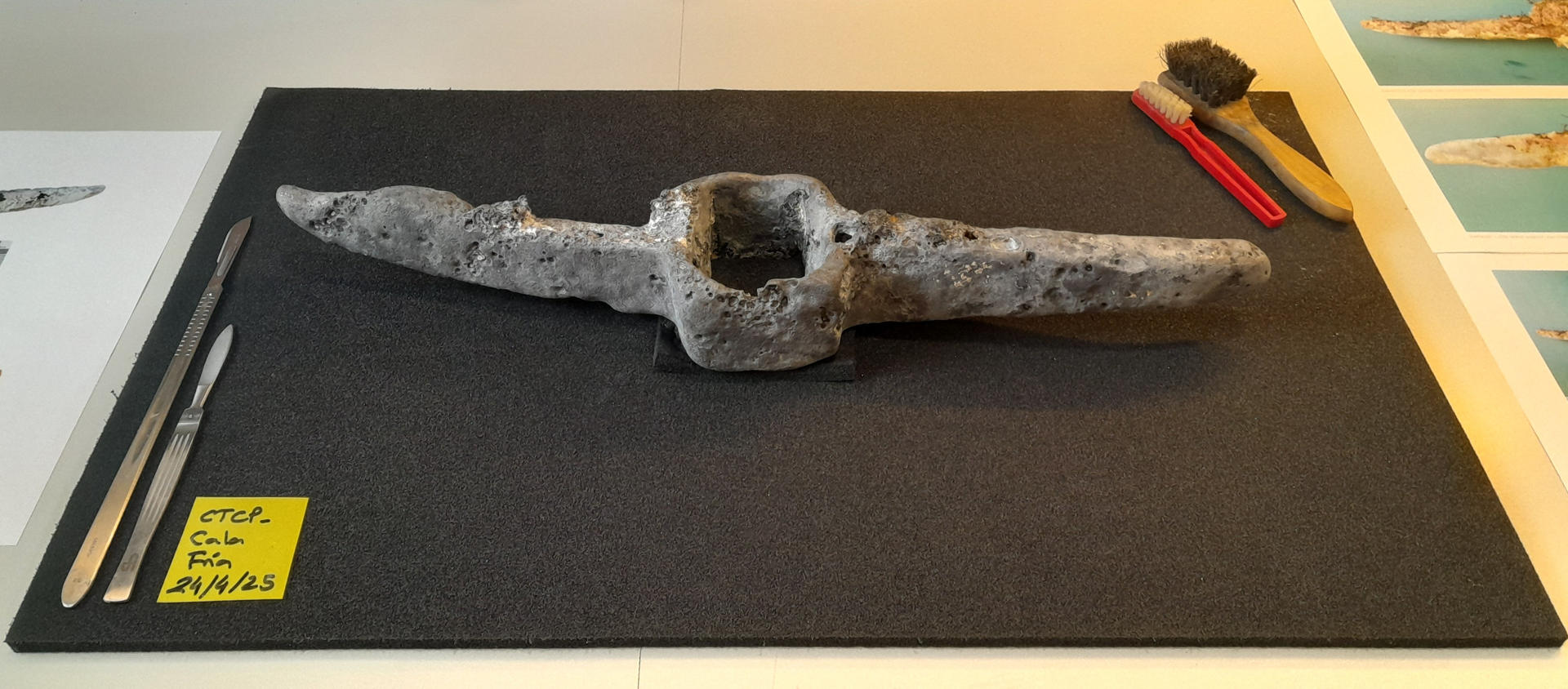 El Museo Nacional de Arqueología Subacuática (Arqua) ha presentado este miércoles un cepo de ancla de época romana hallado en la cala Frías de Cabo de Palos, en aguas de Cartagena, por un miembro del Grupo Especial de Actividades Subacuáticas de la Guardia Civil (GEAS) fuera de servicio. El cepo de plomo fue encontrado de forma casual a nueve metros de profundidad y presentaba huellas de manipulación previa. Al estar en una zona accesible, la actuación de recuperación de la pieza se ha realizado con rapidez ante el riesgo de expolio. -EFE/Delegación Gobierno Murcia***SOLO USO EDITORIAL/SOLO DISPONIBLE PARA ILUSTRAR LA NOTICIA QUE ACOMPAÑA (CRÉDITO OBLIGATORIO)***