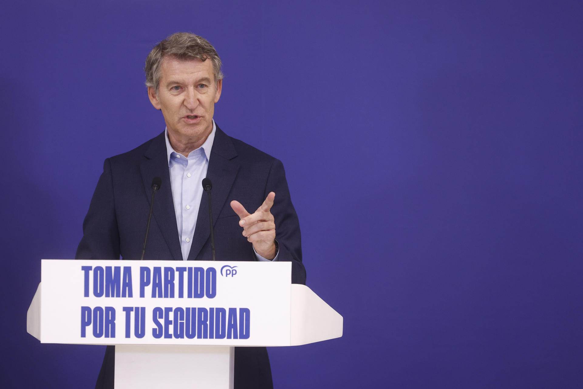 El presidente del PP, Alberto Núñez Feijóo, durante la comparecencia ante los medios de comunicación que ha realizado este viernes en Barcelona. EFE/Quique García