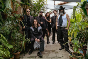 El grupo andaluz Califato 3/4 no actuará en la próxima edición del FIB, prevista para el próximo 19 de julio en Benicasim (Castellón) debido a que el festival está vinculado con el fondo de inversión estadounidense KKR, al que se le ha atribuido relaciones con empresas israelíes. El grupo ha actualizado hace unos minutos en sus redes sociales las fechas de conciertos que tiene en los próximos meses y ya no aparece en la lista del Festival Internacional de Benicasim. EFE/Taste the Floor -SOLO USO EDITORIAL/SOLO DISPONIBLE PARA ILUSTRAR LA NOTICIA QUE ACOMPAÑA (CRÉDITO OBLIGATORIO)-
