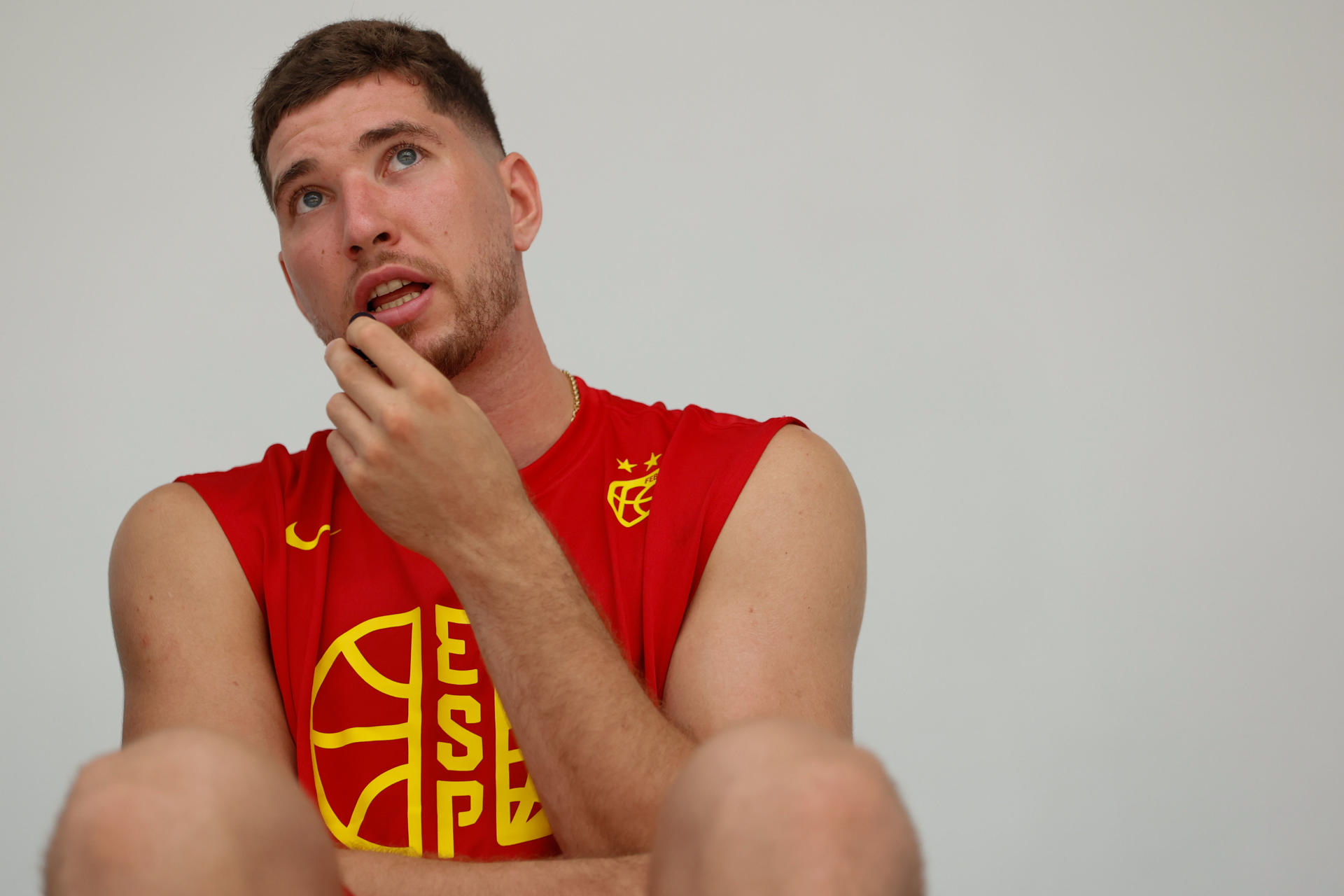 El jugador del FC Barcelona Joel Parra durante la entrevista con EFE. A sus 25 años, Joel Parra (Barcelona, 2000), ya es uno de los pesos pesados de la selección española, que tras una generación irrepetible abanderada por jugadores como Pau y Marc Gasol, Rudy Fernández o Ricky Rubio, promete ahora "dejarse la piel" con el objetivo de repetir triunfo en el Europeo de 2025, y avisa: "España siempre compite". EFE/ Mario Moron