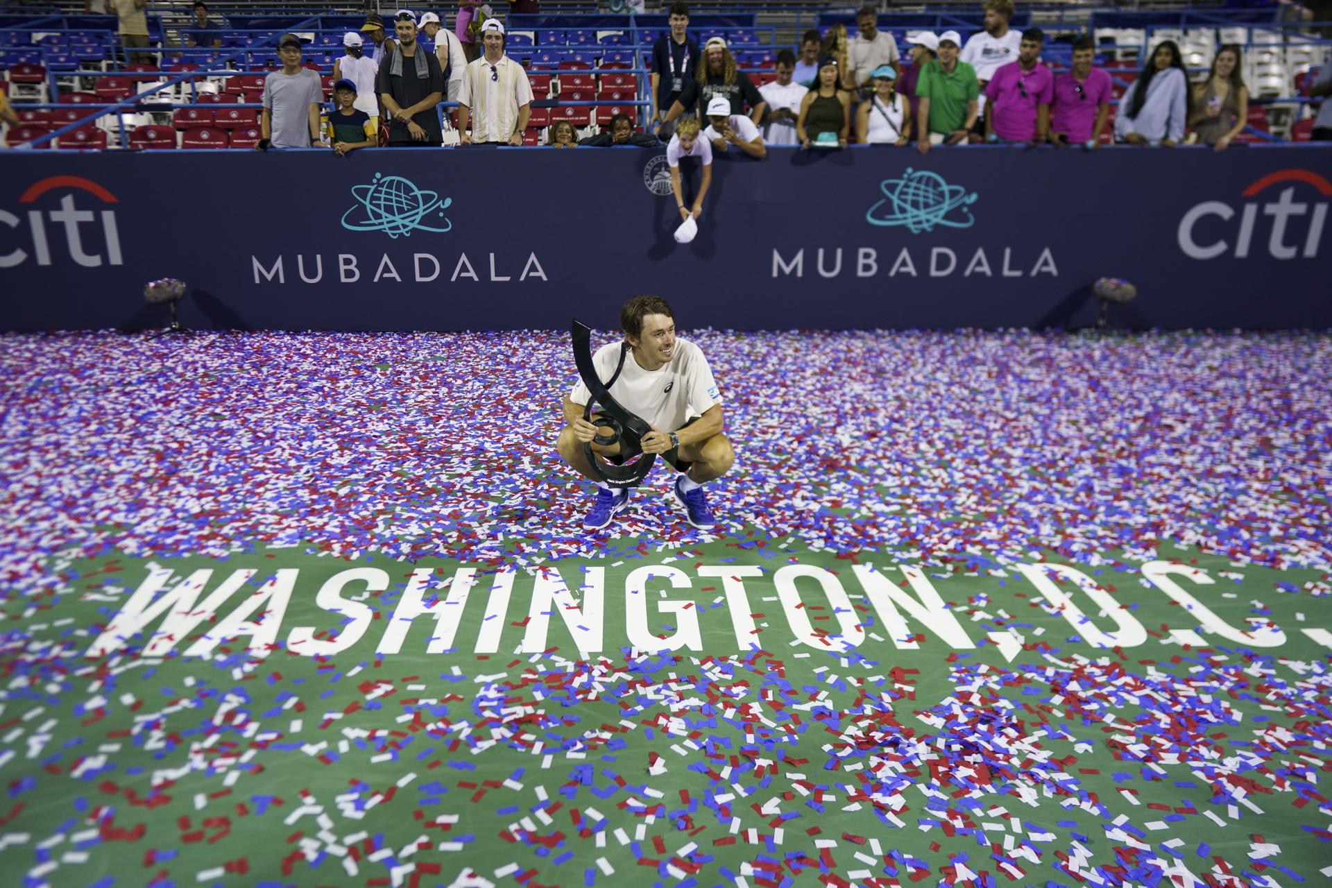 Alex de Miñaur levanta la copa de campeón después de derrotar a Alejandro Davidovich durante su partido final de individuales masculinos en el torneo de tenis Mubadala Citi DC Open en el William H.G. FitzGerald Tennis Center en Washington, DC (EE.UU.). EFE/EPA/WILL OLIVER