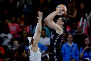 Cecilia Zandalasini (d), de las Golden State Valkyries, lanzó la canasta ganadora a falta de tres segundos ante Allisha Gray (i), de Atlanta Dream. EFE/EPA/ERIK S. LESSER SHUTTERSTOCK OUT