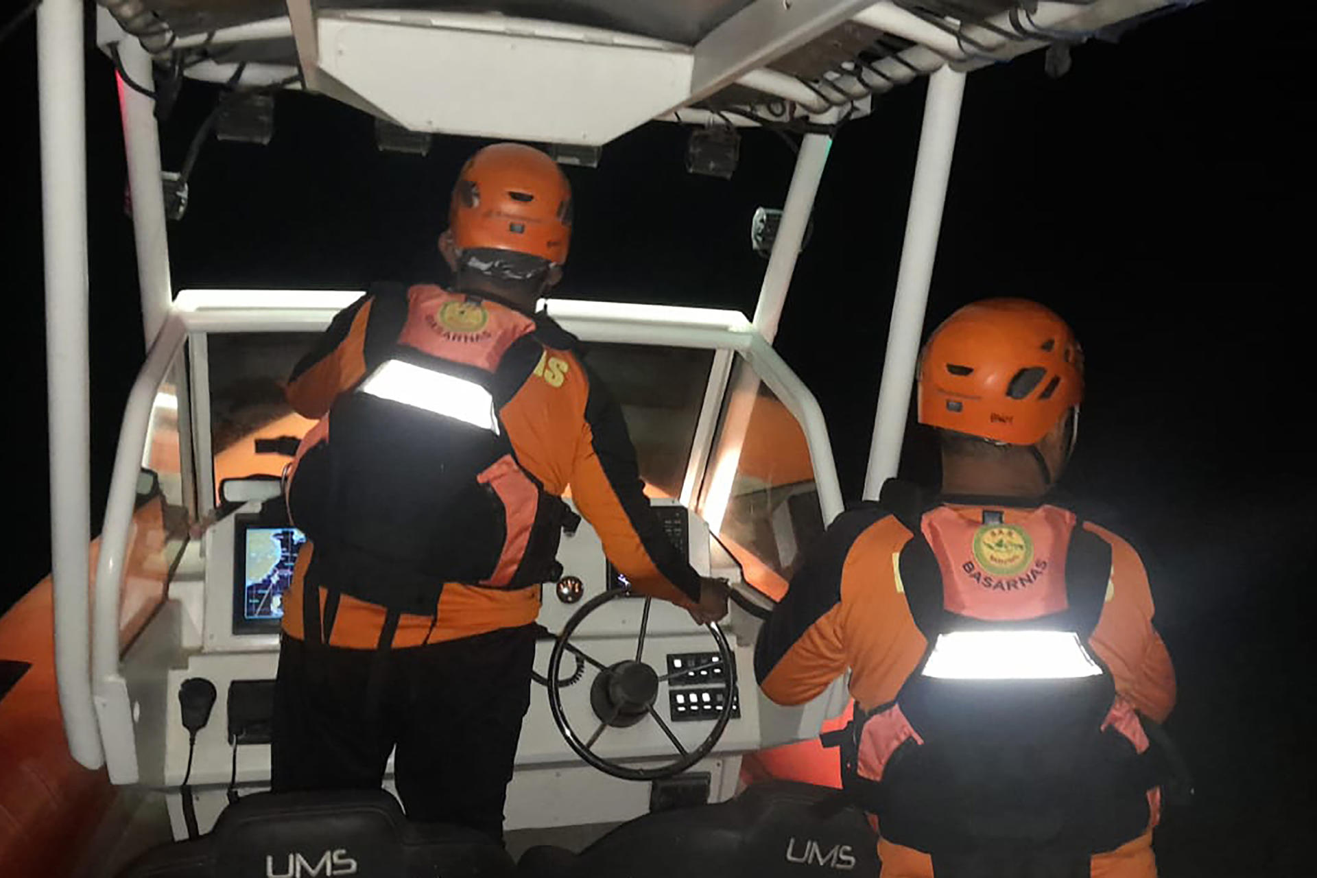 Fotografía cedida por la Agencia Nacional para Búsqueda y Rescate (Basarnas), de integrantes de los equipos de emergencia durante la búsqueda de al menos 38 personas desaparecidas tras el naufragio de un ferry este jueves, en el Estrecho de Bali (Indonesia). EFE/ Agencia Nacional para Búsqueda y Rescate
