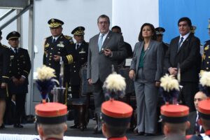 El presidente de Guatemala, Bernardo Arévalo (c), y la  vicepresidenta, Karin Kerrera, asisten al desfile militar para conmemorar el 154 aniversario de la gesta revolucionaria de 1871 este lunes, en Ciudad de Guatemala (Guatemala). EFE/ Alex Cruz