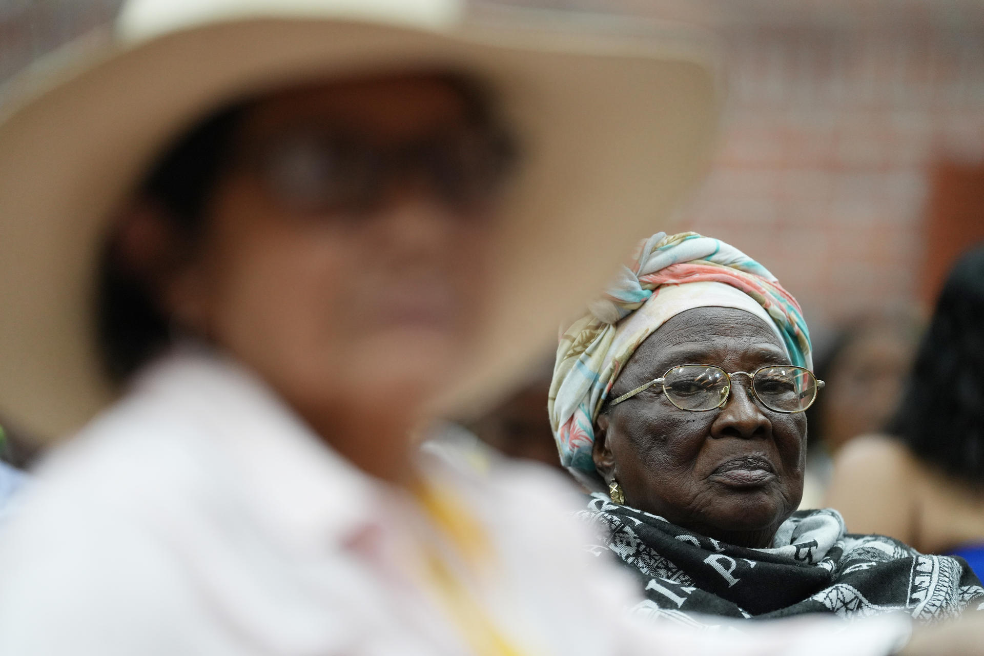 Una mujer partera asiste a la I Cumbre Mundial de Parteras este martes, en el Centro Cultural de Cali (Colombia). EFE/ Ernesto Guzmán Jr.
