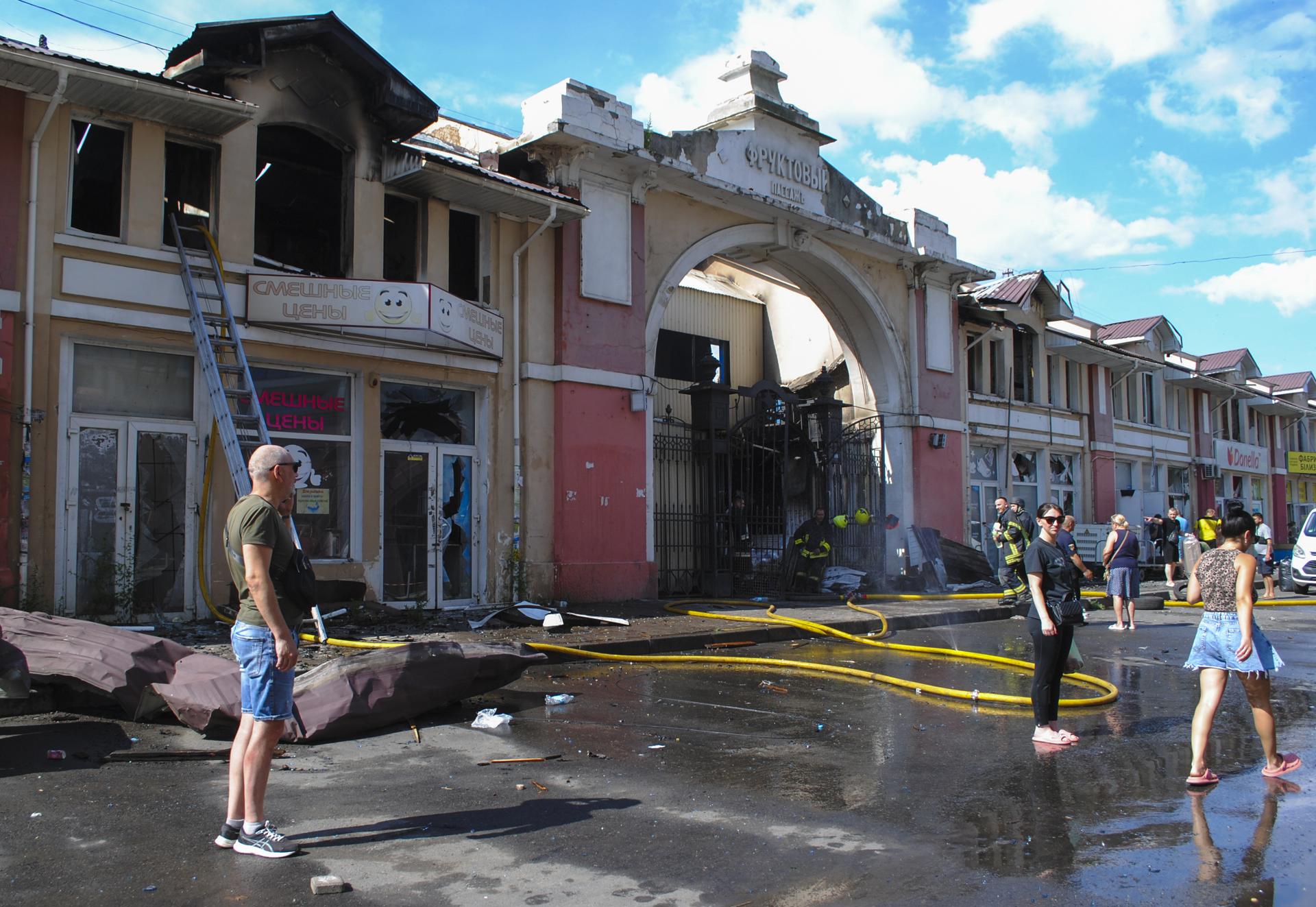 Personas caminan junto a los daños causados por un ataque ruso con drones en el mercado Pryvoz en Odesa, Ucrania, el 24 de julio de 2025. EFE/EPA/IGOR TKACHENKO
