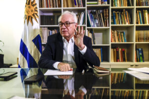 AME1425. RÍO DE JANEIRO (BRASIL), 07/07/2025.- El ministro de Relaciones Exteriores de Uruguay, Mario Lubetkin, habla en una entrevista con EFE este lunes, en el Consulado de Uruguay, en Rio de Janeiro, (Brasil). EFE/ Antonio Lacerda