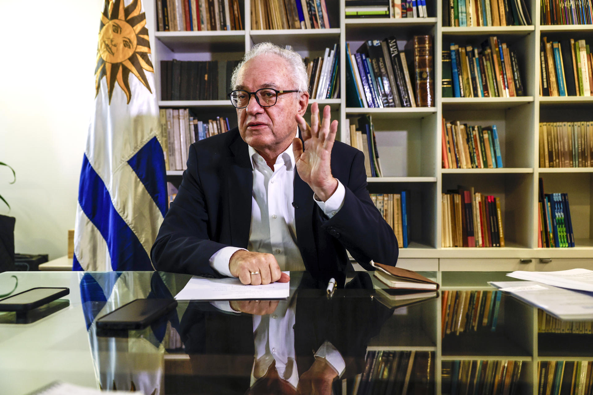 AME1425. RÍO DE JANEIRO (BRASIL), 07/07/2025.- El ministro de Relaciones Exteriores de Uruguay, Mario Lubetkin, habla en una entrevista con EFE este lunes, en el Consulado de Uruguay, en Rio de Janeiro, (Brasil). EFE/ Antonio Lacerda