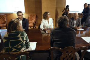 Imagen de archivo del pasado 16 de junio del presidente del Gobierno, Pedro Sánchez, en Moncloa con la vicepresidenta segunda, Yolanda Díaz.  EFE/ Borja Sanchez-Trillo