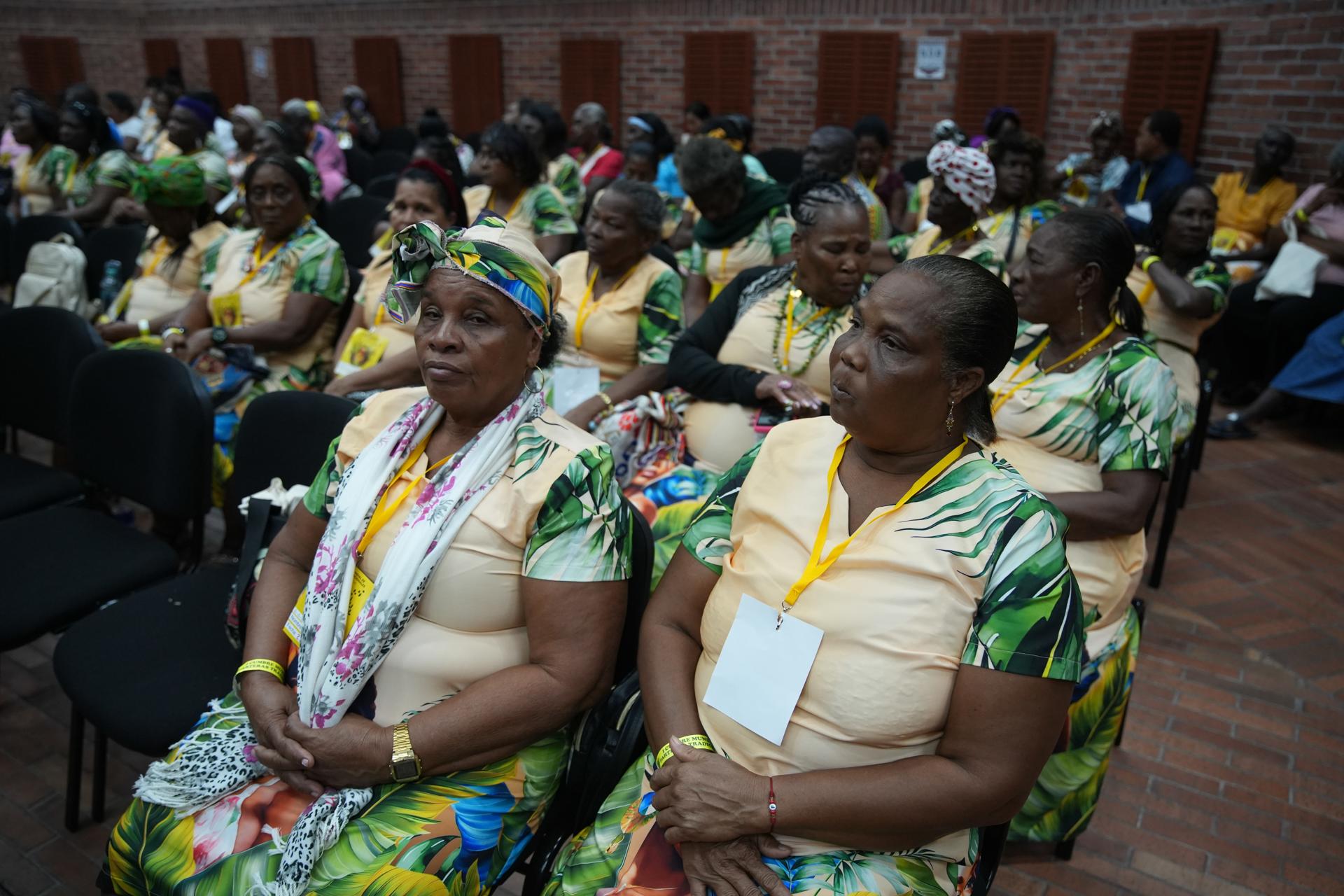 Mujeres parteras asisten a la I Cumbre Mundial de Parteras este martes, en el Centro Cultural de Cali (Colombia). EFE/ Ernesto Guzmán Jr
