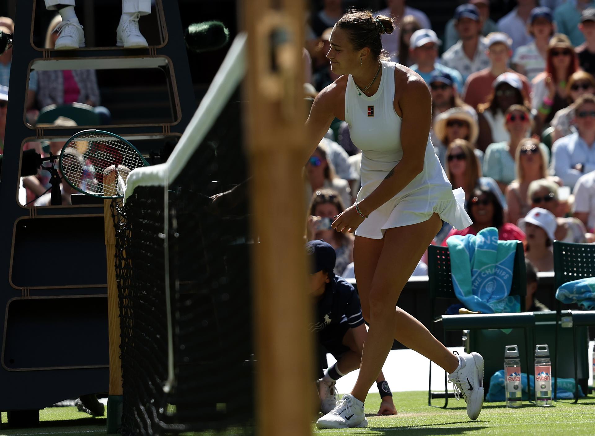 La bielorrusa Aryna Sabalenka celebra la victoria ante Laura Siegemund en Wimbledon. EFE/EPA/NEIL HALL