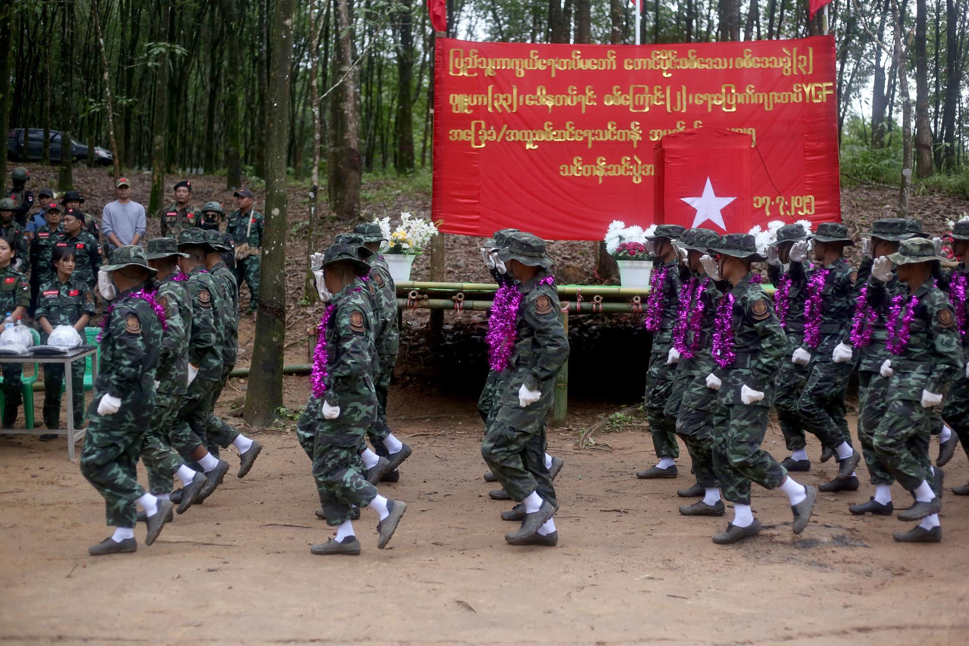 Fotografía de archivo de un grupo de guerrilleros rebeldes que combaten a la junta militar de Birmania (Myanmar).
EFE/EPA/KAUNG ZAW HEIN