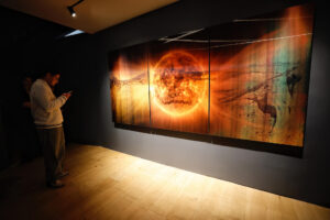 Una persona visita la exposición 'Extra-Terrestre' este jueves en casa Hotbook, Ciudad de México (México).  EFE/ Sáshenka Gutiérrez