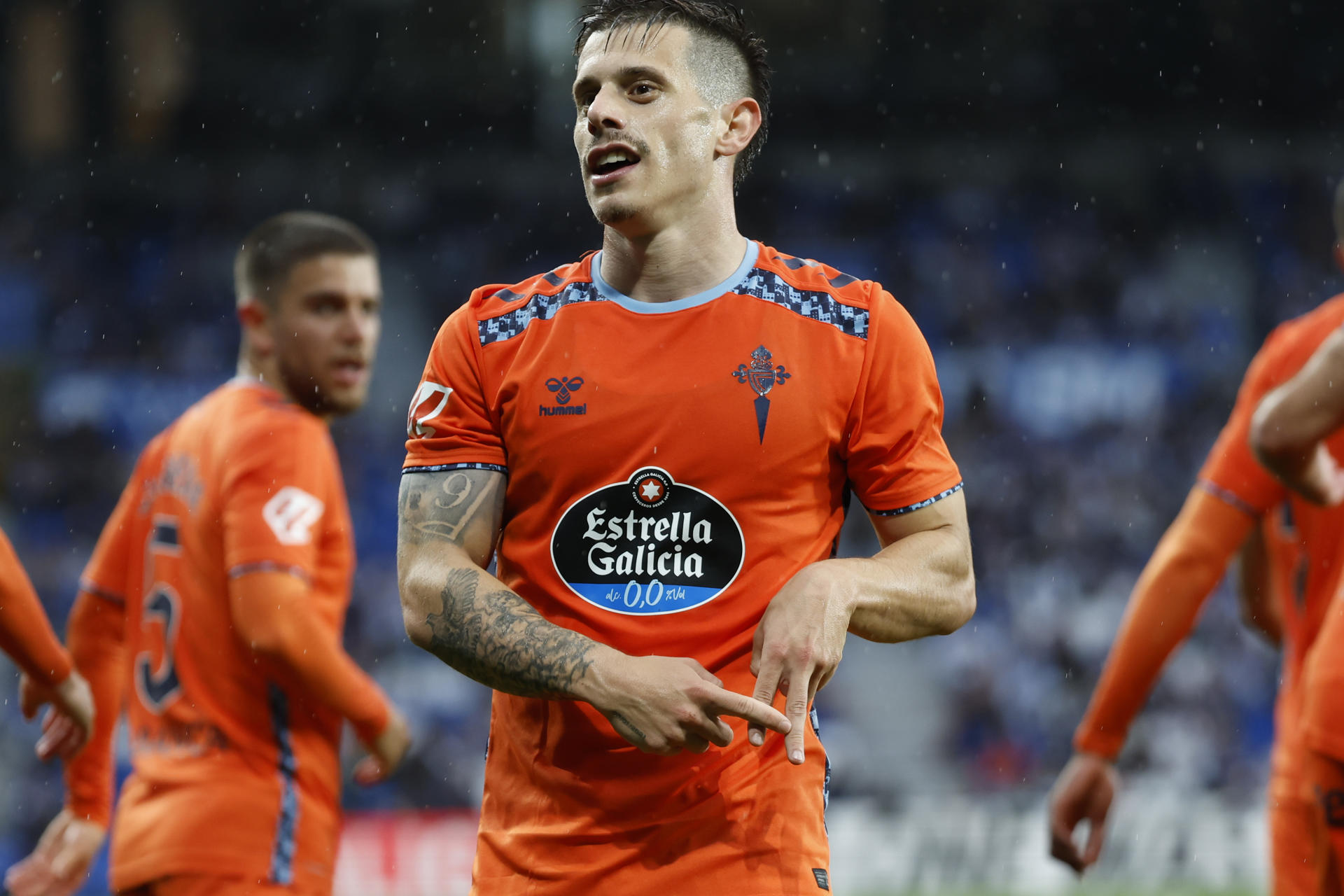 El nuevo delantero del Sevilla Alfon González celebra tras marcar ante la Real con su ya exequipo, el Celta. EFE/Juan Herrero