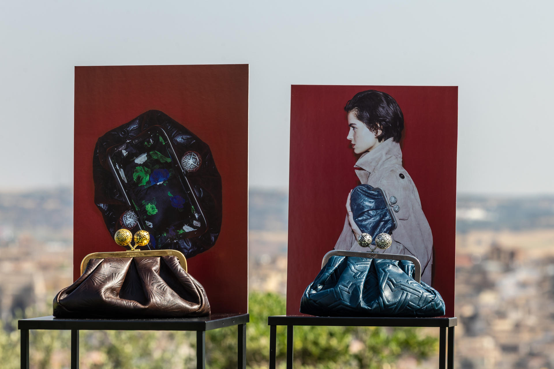 Presentación del bolso Pasticcino Bag World Tour Spanish Heritage, de la firma italiana Max Mara, en el que ha participado la empresa toledana de damasquino Anframa, este miércoles en el Parador de Toledo. EFE/Ángeles Visdómine