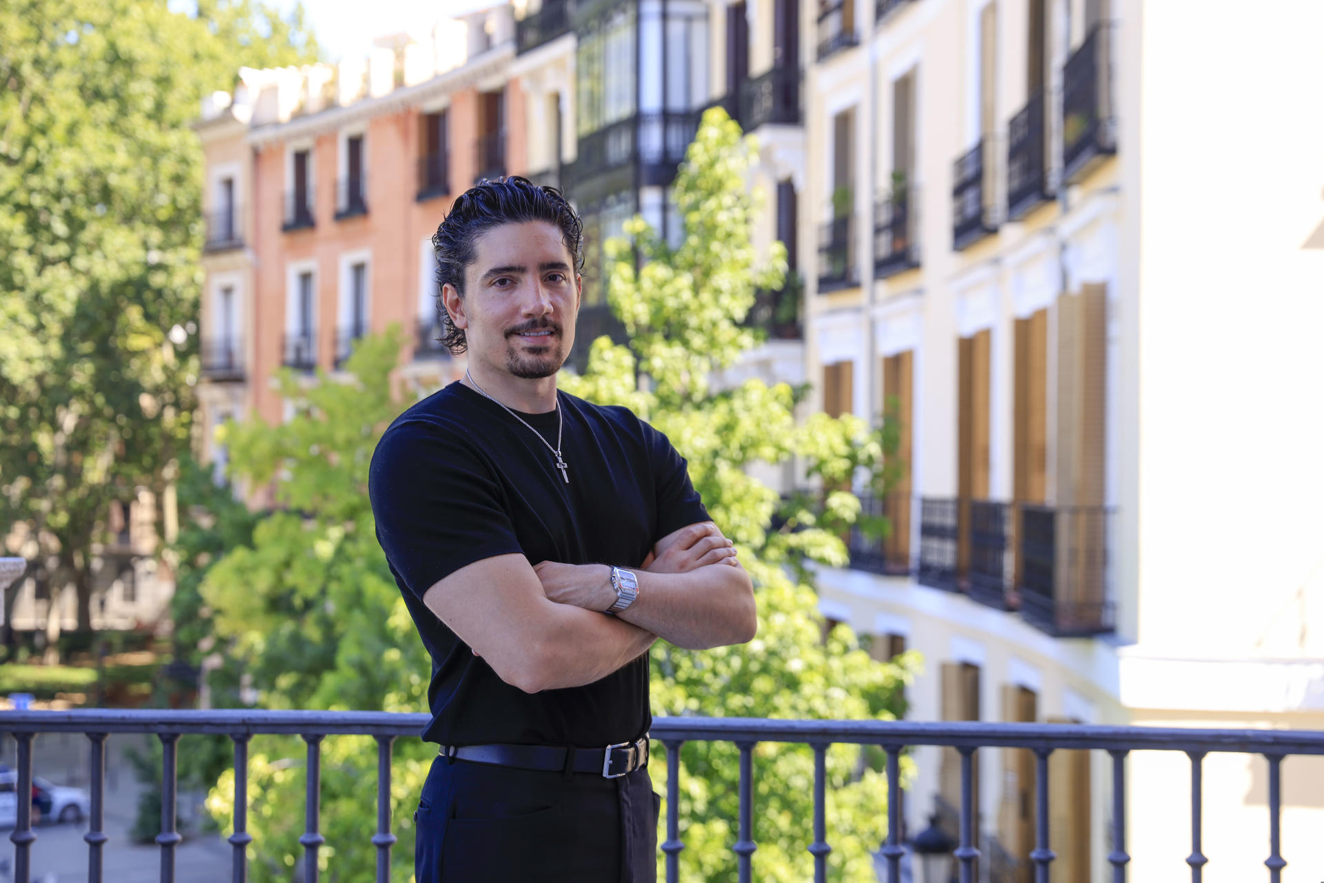 El artista mexicano Álex Fernández durante la entrevista con EFE con motivo de la presentación de su nuevo disco '¿Quién no ha llorado por amor?', y su gira nacional, este martes. Fernández considera que los corridos tumbados, que se han puesto de moda, y otros géneros, como el mariachi que él canta, tienen el objetivo común de "llevar a México a lo más alto posible" en la música. EFE/ Pablo R.seco