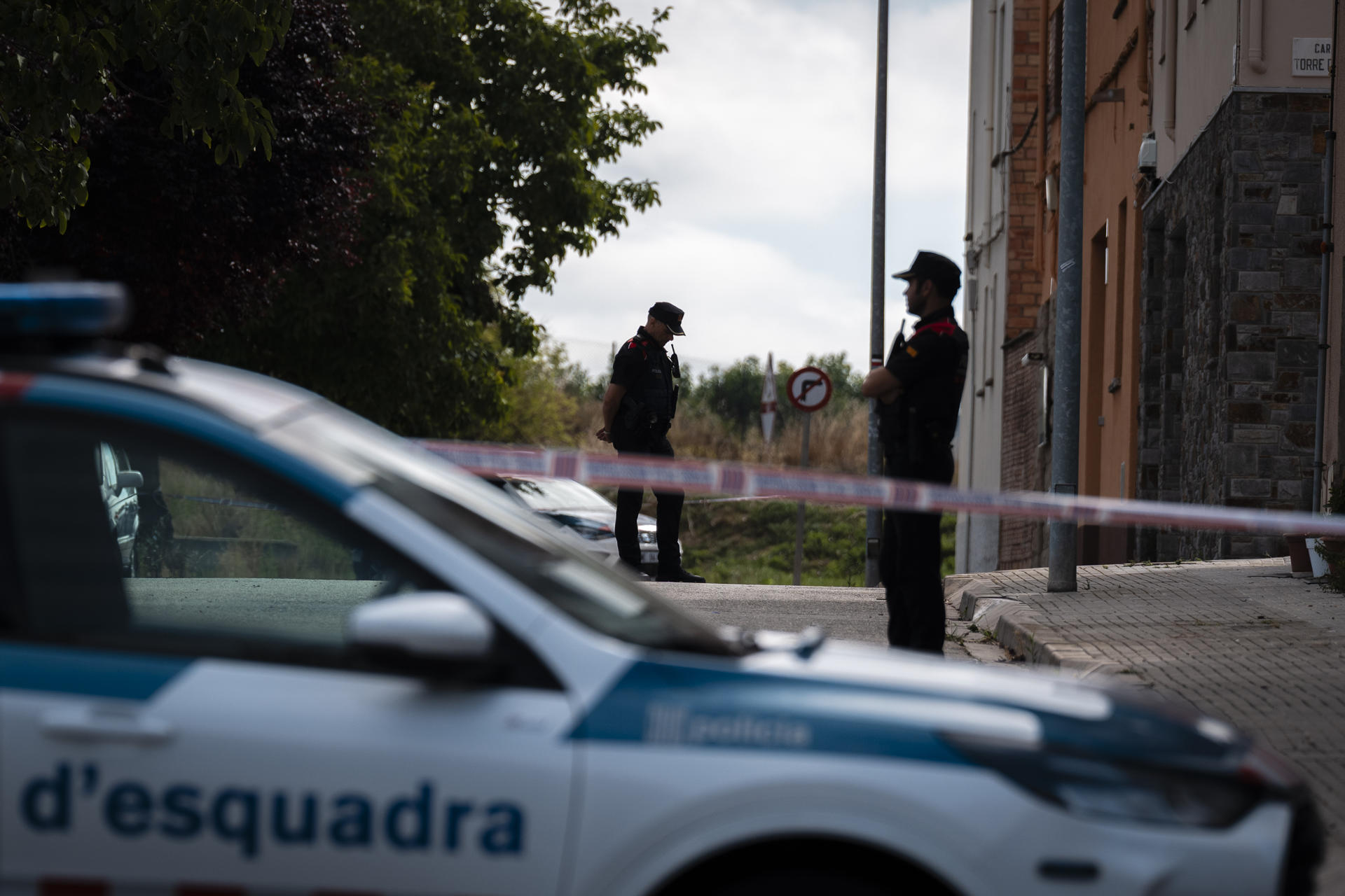 Agentes de los Mossos d'Esquadra realizan su trabajo donde un hombre ha matado con un arma de fuego a su hermano en su casa de Calldetenes (Barcelona), donde se ha atrincherado mientras mantenía retenida a su madre. Finalmente ha muerto abatido por los Mossos d'Esquadra, tras herir a cinco agentes, tres de gravedad, al abrir fuego contra ellos. EFE/ David Borrat