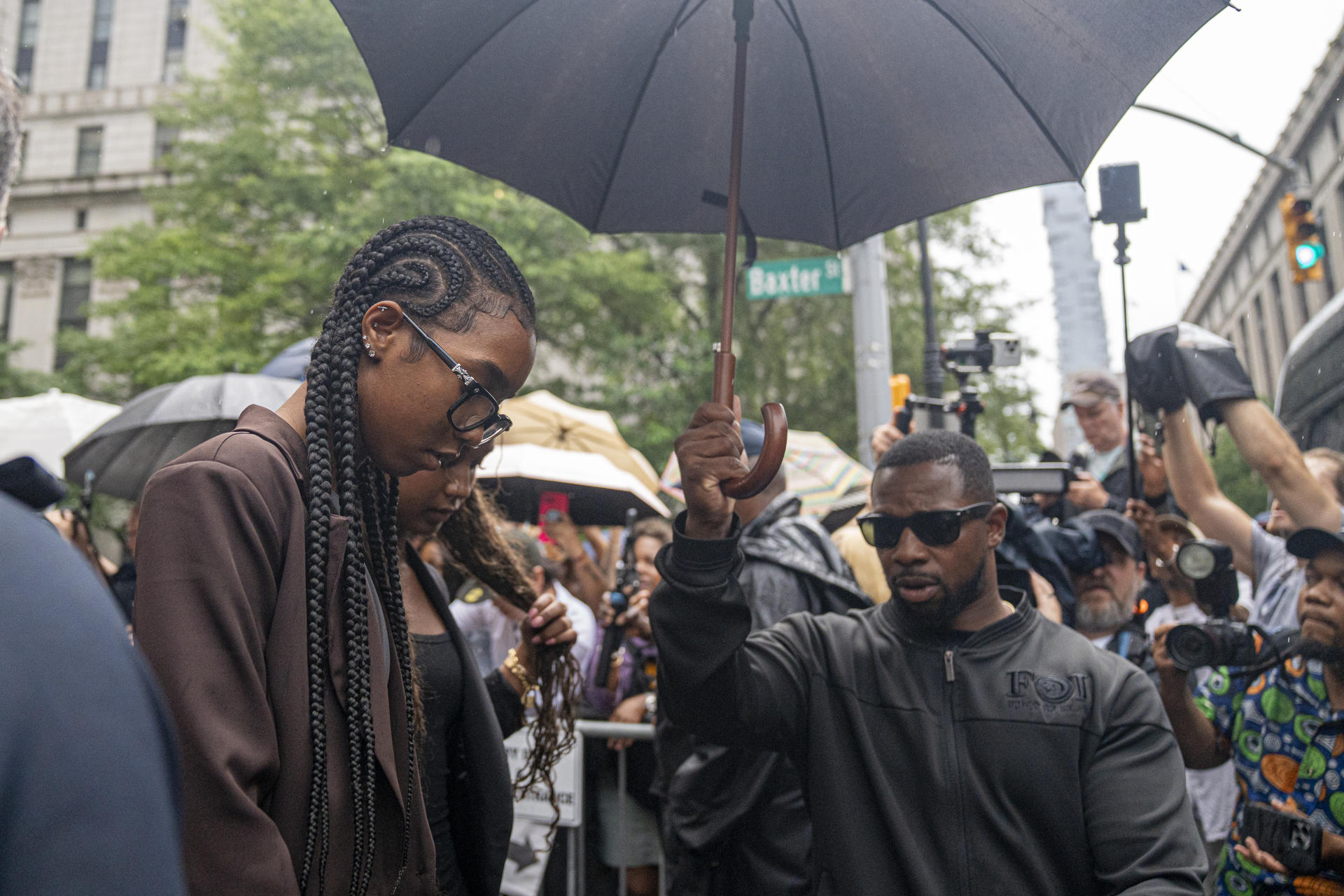 D'Lila Star Combs (i) hija de Sean Diddy Combs, abandona la corte federal este martes en Nueva York (EE.UU.). EFE/ Ángel Colmenares
