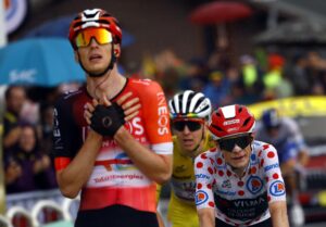 El neerlandés Thymen Arensman dio la sorpresa en la última etapa alpina del Tour 2025, al imponerse en la cima de La Plagne con dos segundos de ventaja sobre el danés Jonas Vingegaard y el esloveno Tadej Pogacar. EFE/EPA/CHRISTOPHE PETIT TESSON