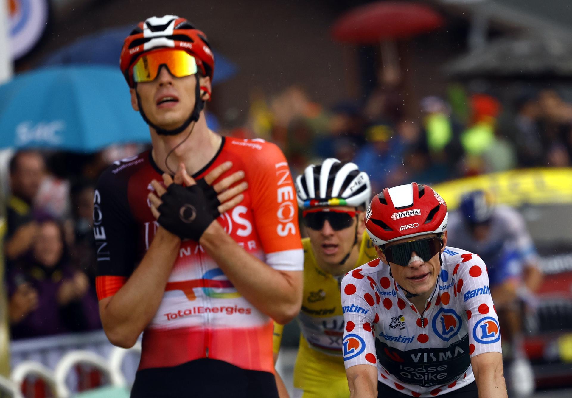 El neerlandés Thymen Arensman dio la sorpresa en la última etapa alpina del Tour 2025, al imponerse en la cima de La Plagne con dos segundos de ventaja sobre el danés Jonas Vingegaard y el esloveno Tadej Pogacar. EFE/EPA/CHRISTOPHE PETIT TESSON
