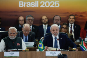 El presidente de Brasil, Luiz Inácio Lula da Silva (d), y el primer ministro de India, Narendra Modi, participan en la cumbre de los BRICS este lunes, en Río de Janeiro (Brasil). EFE/ Antonio Lacerda