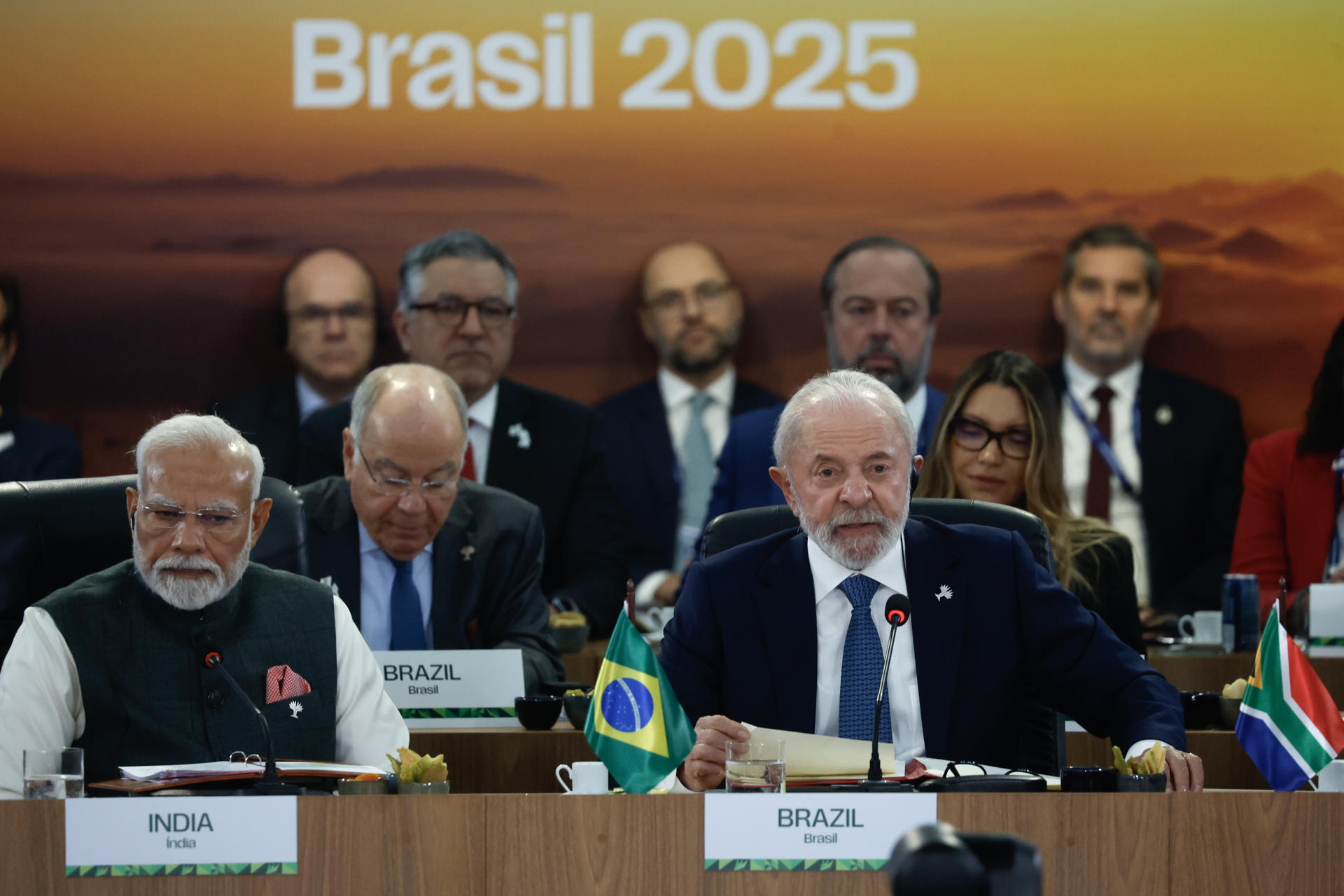 El presidente de Brasil, Luiz Inácio Lula da Silva (d), y el primer ministro de India, Narendra Modi, participan en la cumbre de los BRICS este lunes, en Río de Janeiro (Brasil). EFE/ Antonio Lacerda