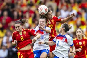 Jugadoras de España e Inglaterra en una acción del partido. (España, Suiza, Basilea) EFE/EPA/MICHAEL BUHOLZER