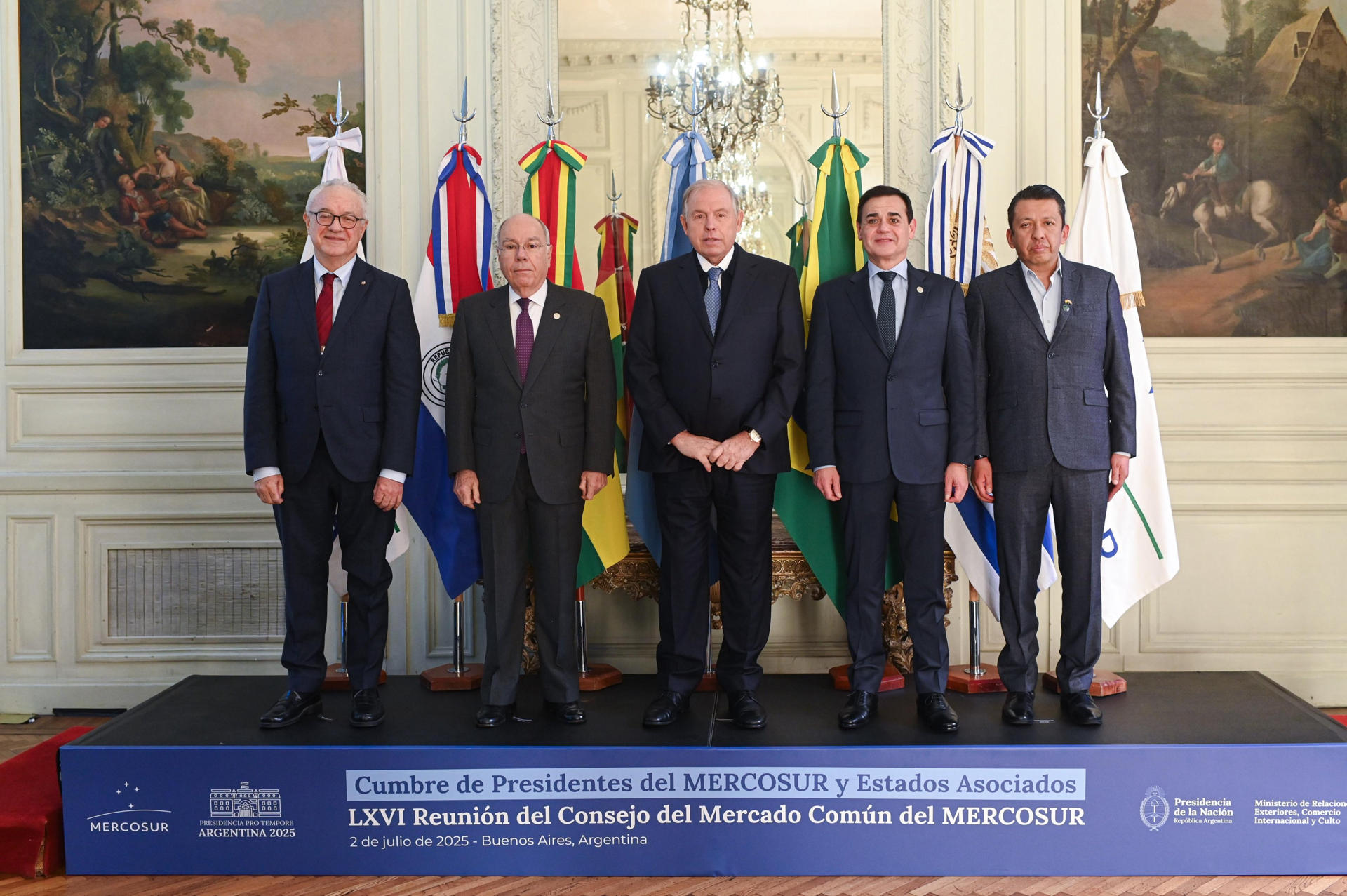 Fotografía cedida este miércoles, 2 de julio, por la Cancillería de Argentina en la que aparecen (de i a d) los cancilleres de Uruguay, Mario Lubetkin; de Brasil, Mauro Vieira; de Argentino, Gerardo Werthein; de Paraguay, Rubén Ramírez, y el jefe de la delegación de Bolivia, Huascar Guerrero, en Buenos Aires (Argentina). EFE/Cancillería de Argentina