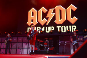 El guitarrista australiano de AC/DC, Angus Young, durante el concierto en el estadio Ryhad Air Metropolitano, el 12 de julio de 2025 en Madrid..-EFE/Juanjo Martin