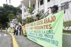 Campesinos sostienen carteles en contra de un proyecto de construcción de un embalse este jueves, en Ciudad de Panamá (Panamá). EFE/Carlos Lemos