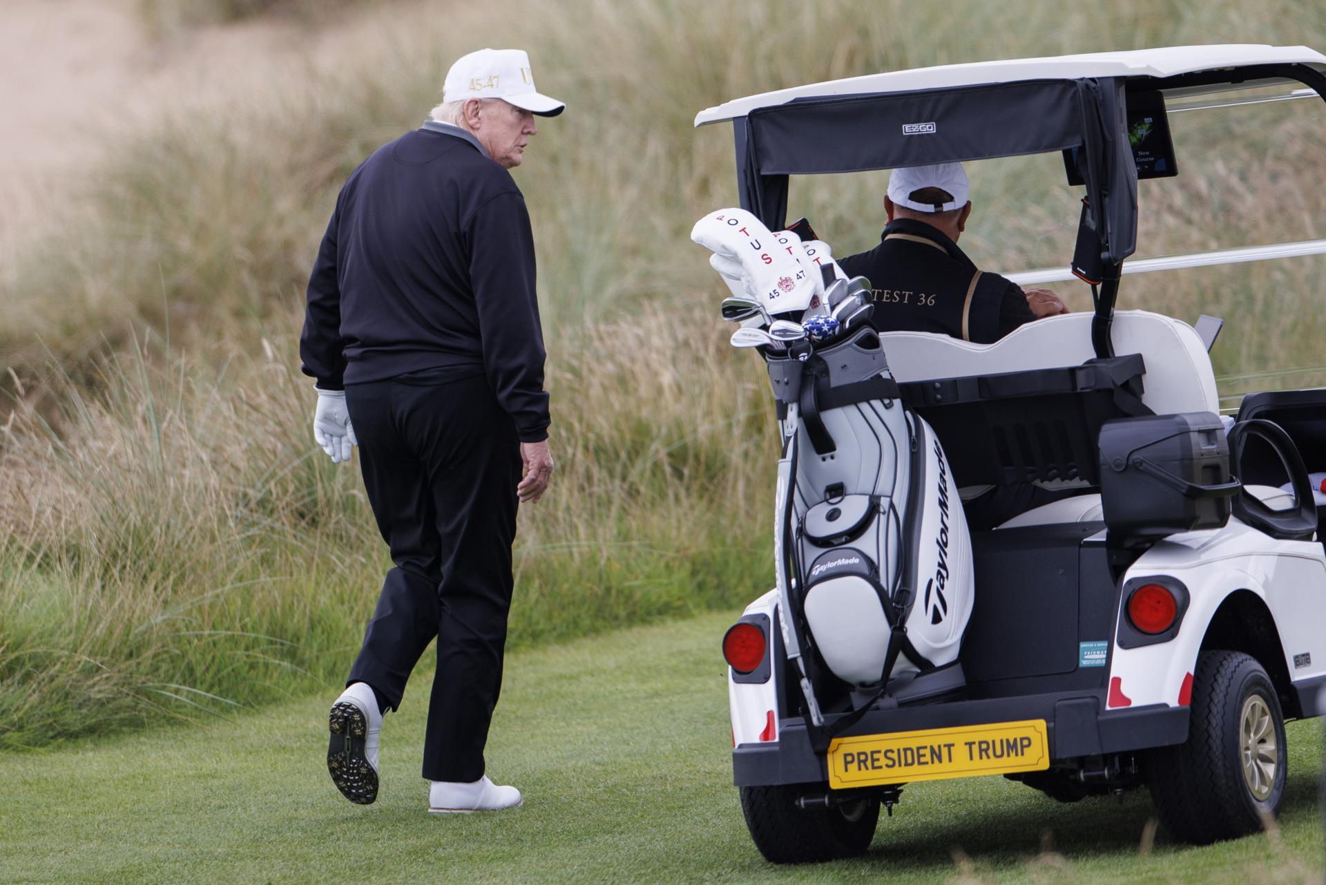 El presidente de EE. UU. Donald J. Trump (L) juega al golf después de la ceremonia de apertura del Trump International Golf Links en Balmedie, Escocia, Reino Unido, 29 de julio de 2025. Este es el último día de la visita privada del presidente Trump a Escocia. (Reino Unido) EFE/EPA/TOLGA AKMEN